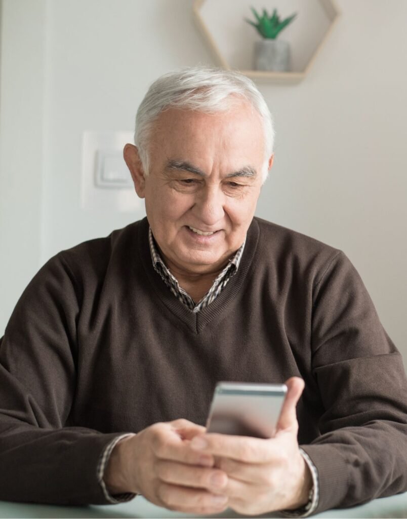 Un homme avec un téléphone veut appeler un coach de vie